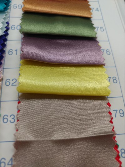 GZ-JNNU  彈力仿真絲  彈力色丁 畢業袍 側面照